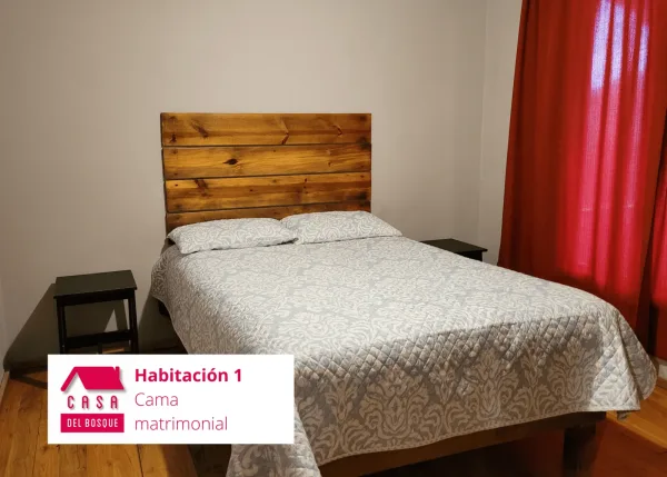 Recámara principal de la cabaña, con cama matrimonial