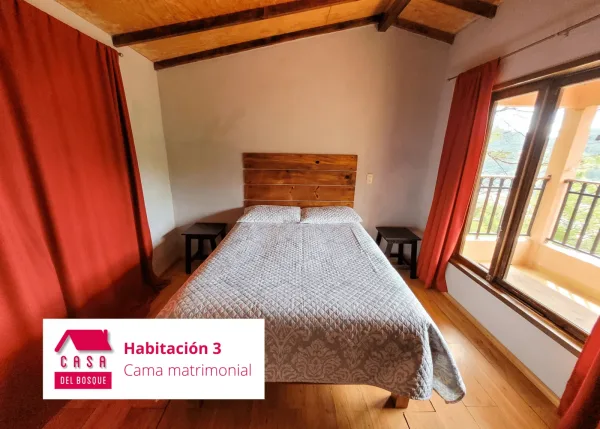 Habitación 3, con cama matrimonial junto al ventanal