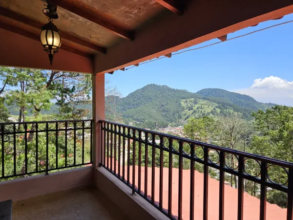 Terraza techada con vista al cerro y al pueblo