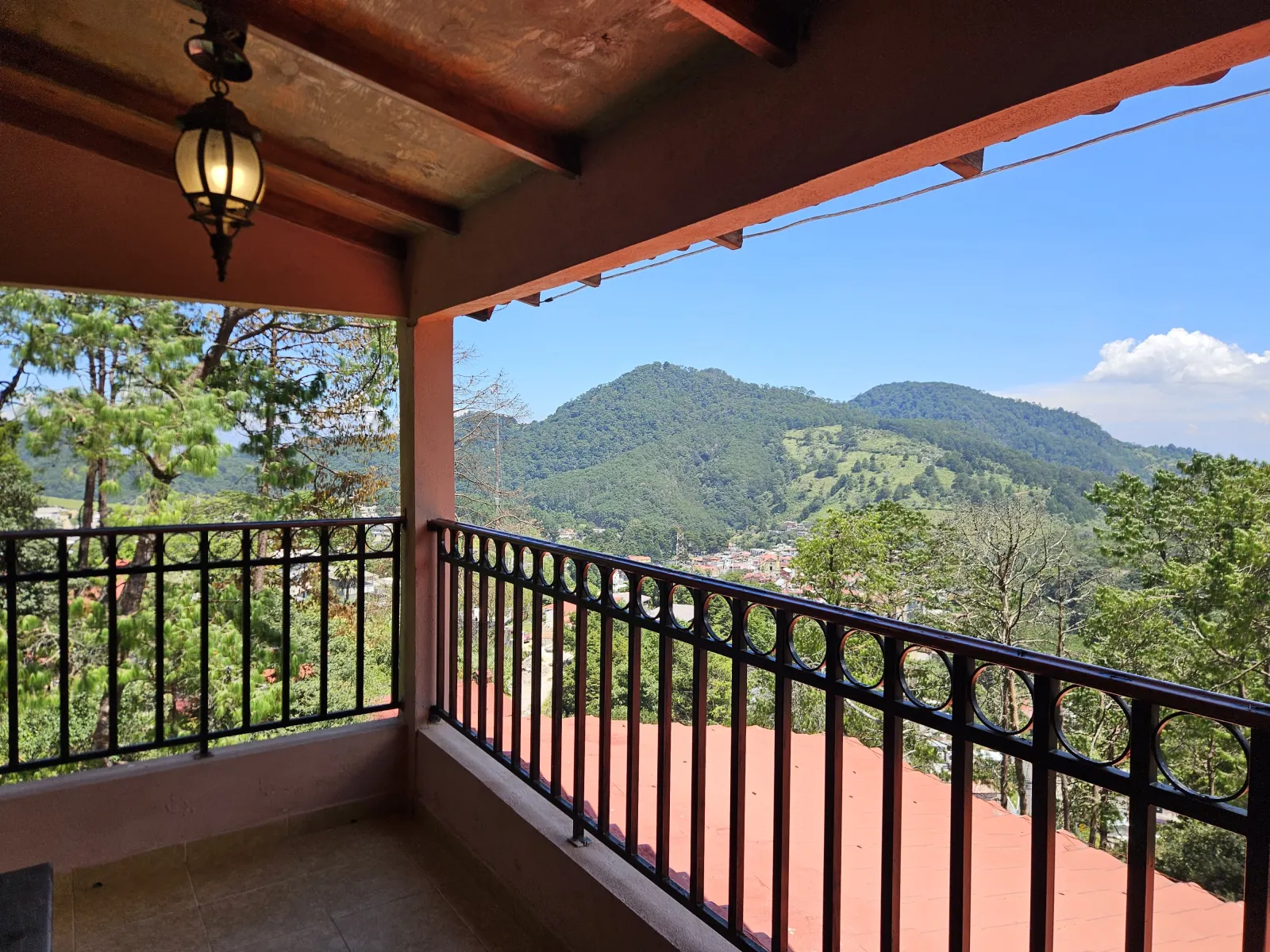 Terraza techada con vista al bosque y al pueblo de Pinal de Amoles